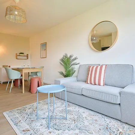 One-bedroom Near The Tram With Parking