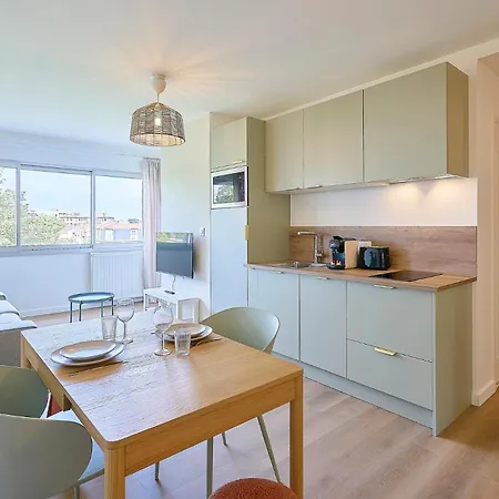 One-bedroom Near The Tram With Parking