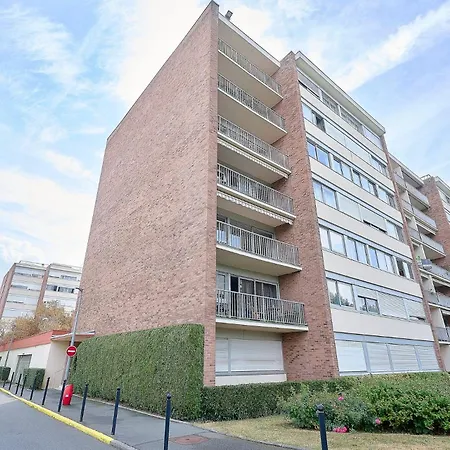 One-bedroom Near The Tram With Parking Apartment